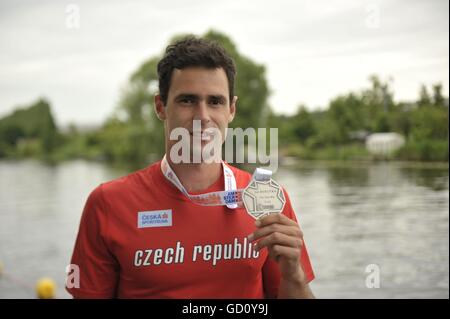 Amsterdam, Niederlande. 9. Juli 2016. Tschechischer Leichtathlet Jan Kudlicka posiert mit die Silbermedaille bei der Leichtathletik-Europameisterschaft in Amsterdam, Niederlande, 9. Juli 2016. © Tibor Alfoldi/CTK Foto/Alamy Live-Nachrichten Stockfoto