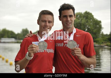 Amsterdam, Niederlande. 9. Juli 2016. Tschechischer Leichtathlet Jan Kudlicka (rechts) und Sprinter Pavel Maslak stellen mit der Silbermedaille der Leichtathletik-Europameisterschaft in Amsterdam, Niederlande, 9. Juli 2016. © Tibor Alfoldi/CTK Foto/Alamy Live-Nachrichten Stockfoto