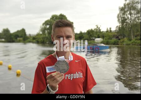 Amsterdam, Niederlande. 9. Juli 2016. Tschechische Sprinter Pavel Maslak posiert mit die Silbermedaille bei der Leichtathletik-Europameisterschaft in Amsterdam, Niederlande, 9. Juli 2016. © Tibor Alfoldi/CTK Foto/Alamy Live-Nachrichten Stockfoto