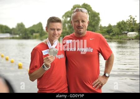 Amsterdam, Niederlande. 9. Juli 2016. Tschechische Sprinter Pavel Maslak (links) und sein Trainer Dalibor Kupka posieren mit die Silbermedaille bei der Leichtathletik-Europameisterschaft in Amsterdam, Niederlande, 9. Juli 2016. © Tibor Alfoldi/CTK Foto/Alamy Live-Nachrichten Stockfoto