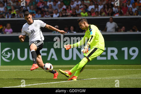 Deutschlands Janni Serra (L) und Italiens Torhüter Alex Meret wetteifern um die Kugel während der Fußball-Gruppenspiel UEFA u-19-Europameisterschaft zwischen Deutschland und Italien in der Mercedes-Benz Arena in Stuttgart, Deutschland, 11. Juli 2016. Foto: MARIJAN MURAT/dpa Stockfoto