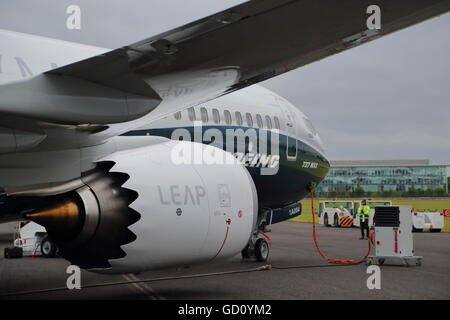 Farnborough, Hampshire, UK. 11. Juli 2016. Farnborough International Airshow.  Boeing 737MAX macht einen Auftritt Credit: Uwe Deffner/Alamy Live News Stockfoto