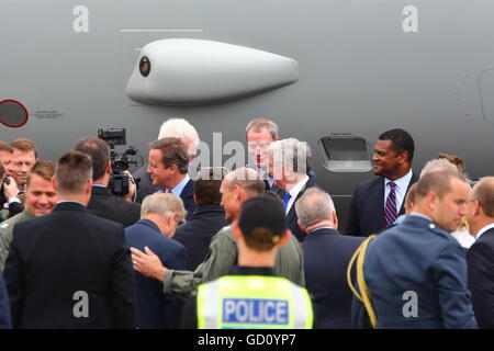 Farnborough, Hampshire, UK. 11. Juli 2016. Farnborough International Airshow.  Premierminister Cameron besucht einen Messestand Credit: Uwe Deffner/Alamy Live News Stockfoto