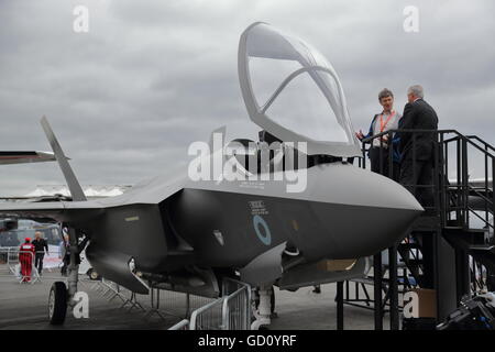 Farnborough, Hampshire, UK. 11. Juli 2016. Farnborough International Airshow.  Die F35 erregt große Aufmerksamkeit Credit: Uwe Deffner/Alamy Live News Stockfoto