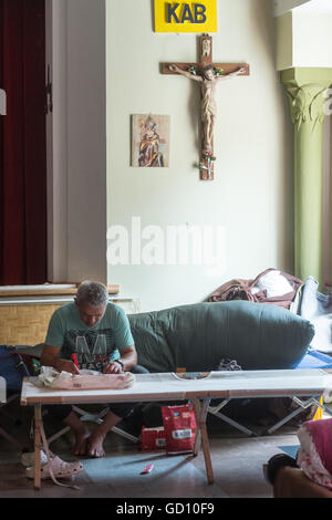 Regensburg, Deutschland. 11. Juli 2016. Ein Flüchtling, sitzen in einer Pfarrei Gemeindezentrum St. Emmeram in Regensburg, Deutschland, 11. Juli 2016. Nach fast einer Woche im Regensburger Dom über 50 Protestierenden Flüchtlingen Zuflucht am Montag in verschoben das Pfarrzentrum Cummunity. Sie fordern das Recht auf Aufenthalt und protestieren gegen die Tatsache, dass einige Länder des Balkans sind als sichere Herkunftsländer klassifiziert wird. Foto: ARMIN WEIGEL/Dpa/Alamy Live-Nachrichten Stockfoto