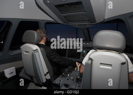 Farnborough, Großbritannien. 11. Juli 2016. Farnborough International Airshow 2016 öffnet offiziell für den Luftfahrt-Handel, In den Hallen ist ein MC-21-Flugsimulator. Bildnachweis: Keith Larby/Alamy Live-Nachrichten Stockfoto