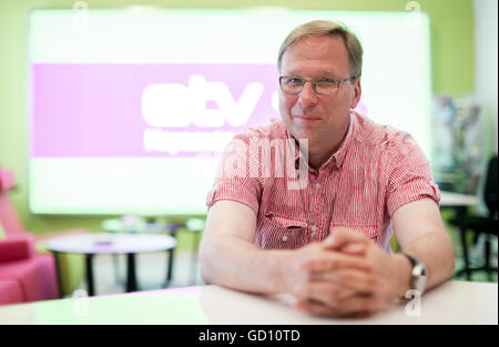 Sergei Stepanov, sieht der Leiter des russischen Fernsehsenders etv + Kamera im Fernsehstudio in der estnischen Grenze Stadt Narva, Estland, 2. Juni 2016. Narva ist die drittgrößte Stadt von Estland an der Grenze zu Russland. Der Großteil der Bevölkerung hier sprechen Russisch. Foto: Kay Nietfeld/dpa Stockfoto