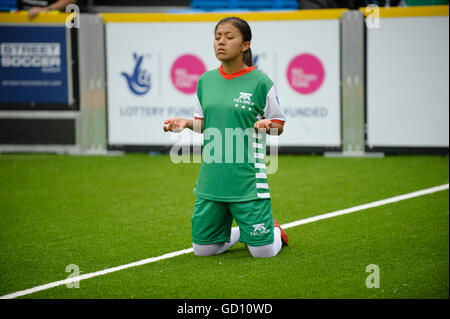 Glasgow, Schottland. 11. Juli 2016. Homeless World Cup 2016 findet am George Square of Glasgow. Das Ziel des Turniers ist mit Fußball begeistern obdachlose Menschen, ihr Leben zu ändern. Ein mexikanische Spieler betet vor dem Spiel. Bildnachweis: Pep Masip/Alamy Live-Nachrichten Stockfoto