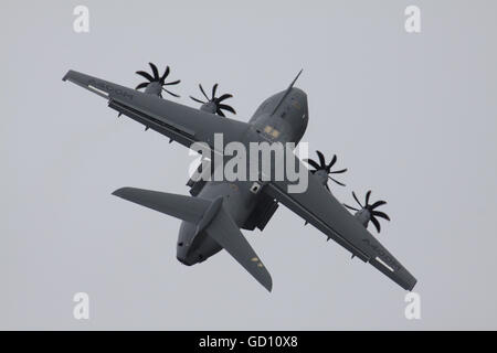 Farnborough-Hampshire 11. Juli 2016 Airbus A400 fliegt auf der Farnborough International Air Show vor der Sintflut ersten Tag Schwerter größte Flugshow senden die Massen am ersten Tag des Handels zeigt huschen für Cover und die Annullierung der Tag fliegen Credit: David Billinge/Alamy Live News Stockfoto