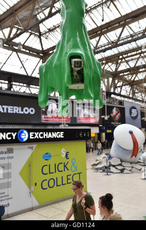 Waterloo, London, UK. 11. Juli 2016. Riesigen Stay Puft Mann und Schleim in Waterloo Station th neuen Ghostbusters Film zu fördern. Stockfoto