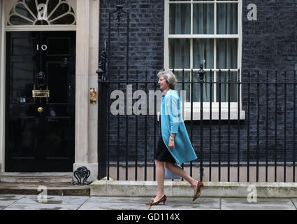London, UK. 27. Juni 2016. Foto aufgenommen am 27. Juni 2016 zeigt britische Home Secretary Theresa May Ankunft einer Kabinettssitzung in 10 Downing Street in London, Großbritannien. British Home Sekretär Theresa May, einzige verbleibende Anwärter im Angebot Tory Führung ist bis Mittwochabend, der neue Premierminister werden Premierminister David Cameron gab am Montag bekannt. © Han Yan/Xinhua/Alamy Live-Nachrichten Stockfoto