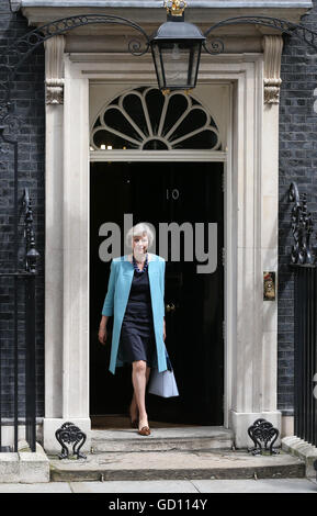 London, UK. 27. Juni 2016. Foto aufgenommen am 27. Juni 2016 zeigt britische Home Secretary Theresa verlassen May nach einer Kabinettssitzung in 10 Downing Street in London, Großbritannien. British Home Sekretär Theresa May, einzige verbleibende Anwärter im Angebot Tory Führung ist bis Mittwochabend, der neue Premierminister werden Premierminister David Cameron gab am Montag bekannt. © Han Yan/Xinhua/Alamy Live-Nachrichten Stockfoto