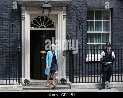 London, UK. 27. Juni 2016. Foto aufgenommen am 27. Juni 2016 zeigt britische Home Secretary Theresa kann (L) verlassen nach einer Kabinettssitzung in 10 Downing Street in London, Großbritannien. British Home Sekretär Theresa May, einzige verbleibende Anwärter im Angebot Tory Führung ist bis Mittwochabend, der neue Premierminister werden Premierminister David Cameron gab am Montag bekannt. © Han Yan/Xinhua/Alamy Live-Nachrichten Stockfoto