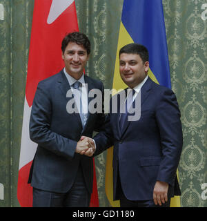 Kiew, Ukraine. 11. Juli 2016. Premierminister von Kanada JUSTIN TRUDEAU (L) hat ein Treffen mit Prime Minister of Ukraine VOLODYMYR GROYSMAN (R) in Kiew, Ukraine, 11 Juli 2016during seine beiden '' "Tag offiziellen Besuch in der Ukraine. Trudeau kam in der Ukraine bei einem zweitägigen offiziellen Besuch mit Treffen mit Präsident Petro Poroshenko und Premierminister Volodymyr Groysman geplant. © Sergii Kharchenko/ZUMA Draht/Alamy Live-Nachrichten Stockfoto