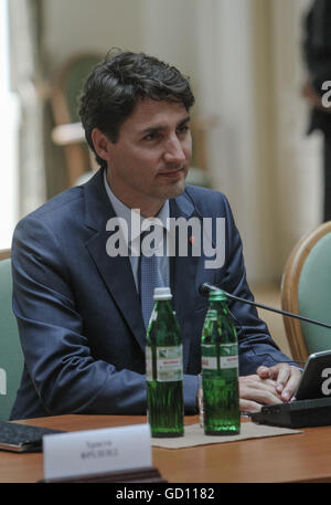 Kiew, Ukraine. 11. Juli 2016. Bei seinem Treffen mit Premierminister der Ukraine VOLODYMYR HROJSMAN in Kiew, Ukraine, 11. Juli 2016 wird Premierminister von Kanada JUSTIN TRUDEAU gesehen. Trudeau kam in der Ukraine bei einem zweitägigen offiziellen Besuch mit Treffen mit Präsident Petro Poroshenko und Premierminister Volodymyr Groysman geplant. © Sergii Kharchenko/ZUMA Draht/Alamy Live-Nachrichten Stockfoto