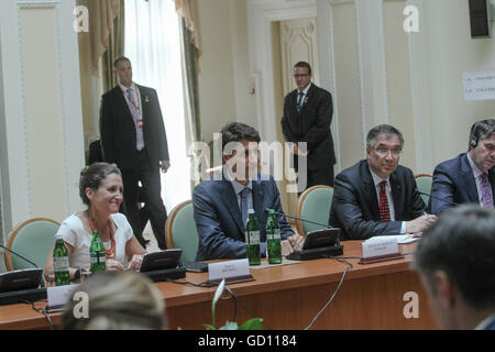 Kiew, Ukraine. 11. Juli 2016. Prime Minister of Canada Justin TRUDEAU (C), kanadischer Minister für internationalen Handel CHRYSTIA FREELAND (L) und Botschafter von Kanada in Ukraine ROMAN VASHCHUK (R) sind bei Treffen mit Premierminister der Ukraine VOLODYMYR HROJSMAN (nicht gesehen) in Kiew, Ukraine, 11. Juli 2016 gesehen. Trudeau kam in der Ukraine bei einem zweitägigen offiziellen Besuch mit Treffen mit Präsident Petro Poroshenko und Premierminister Volodymyr Groysman geplant. © Sergii Kharchenko/ZUMA Draht/Alamy Live-Nachrichten Stockfoto