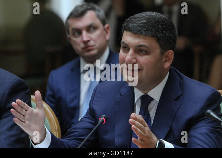 Kiew, Ukraine. 11. Juli 2016. Premierminister der Ukraine VOLODYMYR HROJSMAN ist bei seinem Treffen mit Premierminister von Kanada JUSTIN TRUDEAU in Kiew, Ukraine, 11. Juli 2016 gesehen. Trudeau kam in der Ukraine bei einem zweitägigen offiziellen Besuch mit Treffen mit Präsident Petro Poroshenko und Premierminister Volodymyr Groysman geplant. © Sergii Kharchenko/ZUMA Draht/Alamy Live-Nachrichten Stockfoto