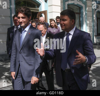 Kiew, Ukraine. 11. Juli 2016. Premierminister von Kanada Justin Trudeau (L) hat ein Treffen mit Prime Minister of Ukraine Volodymyr Groysman (R) in Kiew, Ukraine, 11 Juli 2016during seine beiden '' "Tag offiziellen Besuch in der Ukraine. Trudeau kam in der Ukraine bei einem zweitägigen offiziellen Besuch mit Treffen mit Präsident Petro Poroshenko und Premierminister Volodymyr Groysman geplant. © Sergii Kharchenko/ZUMA Draht/Alamy Live-Nachrichten Stockfoto