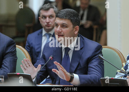 Kiew, Ukraine. 11. Juli 2016. Premierminister der Ukraine VOLODYMYR HROJSMAN ist bei seinem Treffen mit Premierminister von Kanada JUSTIN TRUDEAU in Kiew, Ukraine, 11. Juli 2016 gesehen. Trudeau kam in der Ukraine bei einem zweitägigen offiziellen Besuch mit Treffen mit Präsident Petro Poroshenko und Premierminister Volodymyr Groysman geplant. © Sergii Kharchenko/ZUMA Draht/Alamy Live-Nachrichten Stockfoto