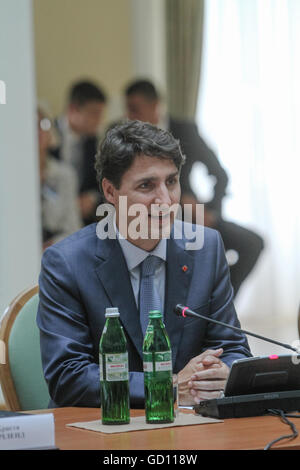 Kiew, Ukraine. 11. Juli 2016. Bei seinem Treffen mit Premierminister der Ukraine VOLODYMYR HROJSMAN in Kiew, Ukraine, 11. Juli 2016 wird Premierminister von Kanada JUSTIN TRUDEAU gesehen. Trudeau kam in der Ukraine bei einem zweitägigen offiziellen Besuch mit Treffen mit Präsident Petro Poroshenko und Premierminister Volodymyr Groysman geplant. © Sergii Kharchenko/ZUMA Draht/Alamy Live-Nachrichten Stockfoto