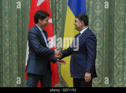 Kiew, Ukraine. 11. Juli 2016. Premierminister von Kanada JUSTIN TRUDEAU (L) hat ein Treffen mit Prime Minister of Ukraine VOLODYMYR GROYSMAN (R) in Kiew, Ukraine, 11 Juli 2016during seine beiden '' "Tag offiziellen Besuch in der Ukraine. Trudeau kam in der Ukraine bei einem zweitägigen offiziellen Besuch mit Treffen mit Präsident Petro Poroshenko und Premierminister Volodymyr Groysman geplant. © Sergii Kharchenko/ZUMA Draht/Alamy Live-Nachrichten Stockfoto