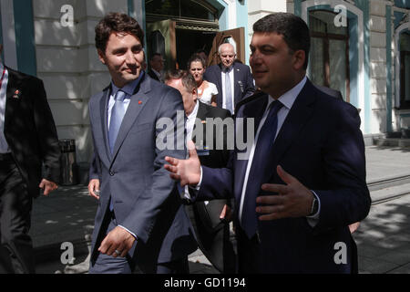 Kiew, Ukraine. 11. Juli 2016. Premierminister von Kanada Justin Trudeau (L) hat ein Treffen mit Prime Minister of Ukraine Volodymyr Groysman (R) in Kiew, Ukraine, 11 Juli 2016during seine beiden '' "Tag offiziellen Besuch in der Ukraine. Trudeau kam in der Ukraine bei einem zweitägigen offiziellen Besuch mit Treffen mit Präsident Petro Poroshenko und Premierminister Volodymyr Groysman geplant. © Sergii Kharchenko/ZUMA Draht/Alamy Live-Nachrichten Stockfoto