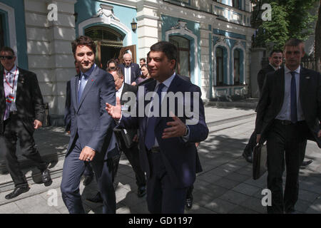 Kiew, Ukraine. 11. Juli 2016. Premierminister von Kanada Justin Trudeau (L) hat ein Treffen mit Prime Minister of Ukraine Volodymyr Groysman (R) in Kiew, Ukraine, 11 Juli 2016during seine beiden '' "Tag offiziellen Besuch in der Ukraine. Trudeau kam in der Ukraine bei einem zweitägigen offiziellen Besuch mit Treffen mit Präsident Petro Poroshenko und Premierminister Volodymyr Groysman geplant. © Sergii Kharchenko/ZUMA Draht/Alamy Live-Nachrichten Stockfoto