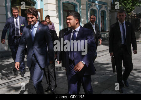 Kiew, Ukraine. 11. Juli 2016. Premierminister von Kanada Justin Trudeau (L) hat ein Treffen mit Prime Minister of Ukraine Volodymyr Groysman (R) in Kiew, Ukraine, 11 Juli 2016during seine beiden '' "Tag offiziellen Besuch in der Ukraine. Trudeau kam in der Ukraine bei einem zweitägigen offiziellen Besuch mit Treffen mit Präsident Petro Poroshenko und Premierminister Volodymyr Groysman geplant. © Sergii Kharchenko/ZUMA Draht/Alamy Live-Nachrichten Stockfoto