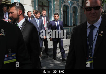 Kiew, Ukraine. 11. Juli 2016. Premierminister von Kanada Justin Trudeau (L) hat ein Treffen mit Prime Minister of Ukraine Volodymyr Groysman (R) in Kiew, Ukraine, 11 Juli 2016during seine beiden '' "Tag offiziellen Besuch in der Ukraine. Trudeau kam in der Ukraine bei einem zweitägigen offiziellen Besuch mit Treffen mit Präsident Petro Poroshenko und Premierminister Volodymyr Groysman geplant. © Sergii Kharchenko/ZUMA Draht/Alamy Live-Nachrichten Stockfoto