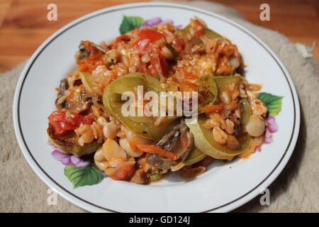 appetitlich bunten vegetarischen snack aus Zucchini, Bohnen, Karotten, Tomaten, Reis, pikant und heiß Stockfoto