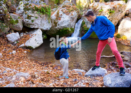 Zwei Wanderer junger Mann und lächelnde Frau Hand in Hand Stockfoto