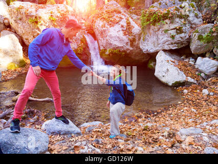 Zwei Wanderer junger Mann und lächelnde Frau Hand in Hand Sunny Stockfoto