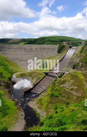 LLyn Brianne Dam und Hochwasserentlastung und Towy River Rhandirmwyn Llandovery Wales Cymru UK GB Stockfoto