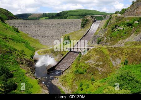 LLyn Brianne Dam und Hochwasserentlastung und Towy Tywi Fluss Rhandirmwyn Llandovery Wales Cymru UK GB Stockfoto