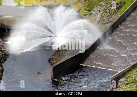 LLyn Brianne Dam und Hochwasserentlastung Rhandirmwyn Llandovery Wales Cymru UK GB Stockfoto