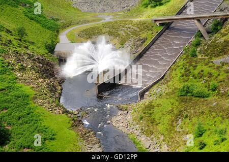 LLyn Brianne Dam und Hochwasserentlastung Rhandirmwyn Llandovery Wales Cymru UK GB Stockfoto