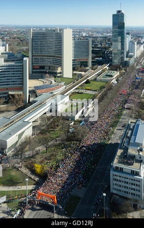 Wien, Wien: kurz vor dem Start der 30. Vienna City Marathon auf Wagramerstraße, im Hintergrund das UN-Gebäude, A Stockfoto