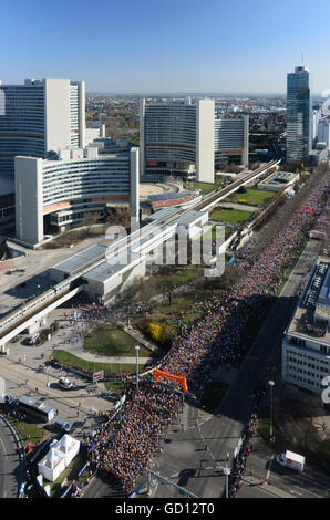 Wien, Wien: kurz vor dem Start der 30. Vienna City Marathon auf Wagramerstraße, im Hintergrund das UN-Gebäude, A Stockfoto