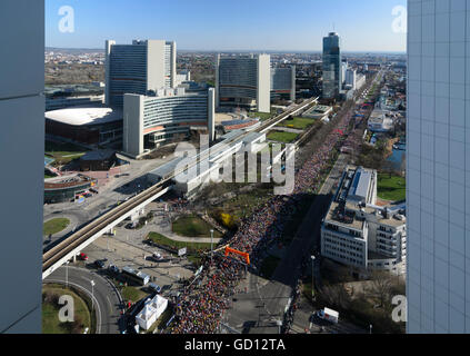 Wien, Wien: kurz vor dem Start der 30. Vienna City Marathon auf Wagramerstraße, im Hintergrund das UN-Gebäude, A Stockfoto