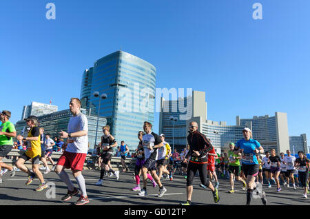 Wien, Wien: Amateur Läufer bei der 30. Vienna City Marathon vor dem UN-Gebäude, Österreich, Wien, Stockfoto