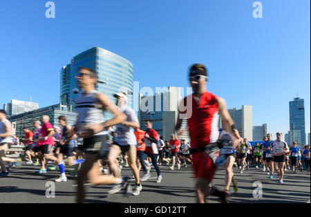 Wien, Wien: Amateur Läufer bei der 30. Vienna City Marathon vor dem UN-Gebäude, Österreich, Wien, Stockfoto