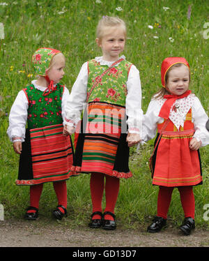Menschen in verschiedenen Alter feiern Mittsommer in Dalarna Stockfoto