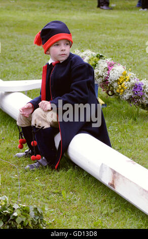 Menschen in verschiedenen Alter feiern Mittsommer in Dalarna Stockfoto