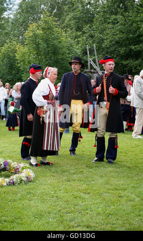 Menschen in Kostümen, die Vorbereitung der Feierlichkeiten im Hochsommer Stockfoto