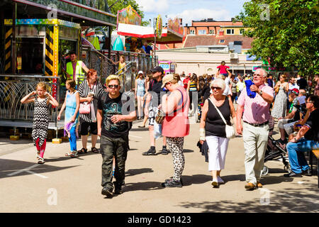 Ronneby, Schweden - 9. Juli 2016: Große öffentliche Markt Tag in der Stadt mit vielen Menschen. Stockfoto