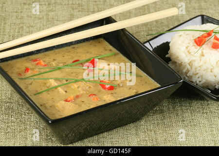Schüssel mit thai green Chickencurry mit Beilagen und klebrigen Reis Stockfoto