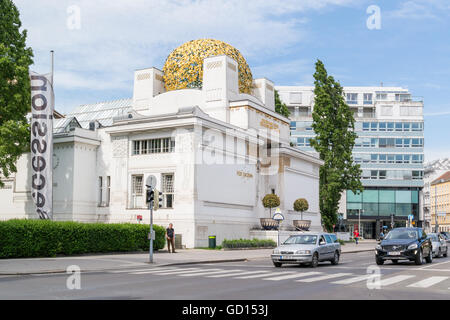 Art Nouveau Gebäude der Secession und Verkehr in der Friedrichstraße in Wien, Österreich Stockfoto