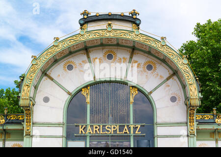 Spitze der vorderen Fassade der ehemaligen Stadtbahn-Station auf dem Karlsplatz-Platz in Wien, Österreich Stockfoto