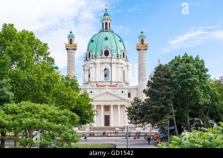 Menschen und Bäume im Resselpark und Karlskirche (Charles Church) auf Karlsplatz-Platz in Wien, Österreich Stockfoto