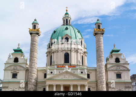 Spitze der vorderen Fassade der Karlskirche (Charles Church) mit Kuppel und Säulen auf dem Karlsplatz-Platz in Wien, Österreich Stockfoto